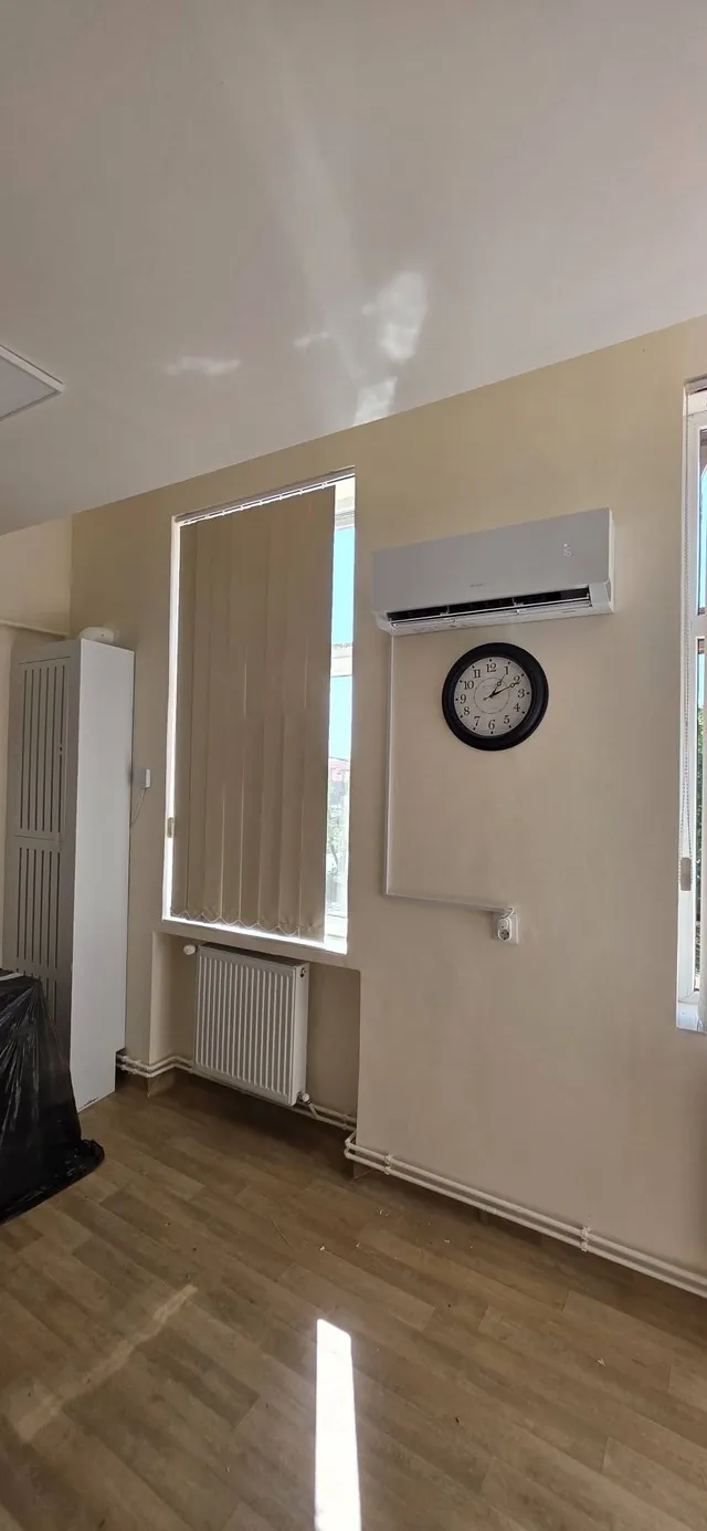 Aparat alb în birou, lângă fereastră