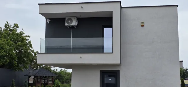 Casă modernă, unitatea exterioară sub balcon