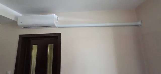 Aparat alb cu traseu lung în canal pe hol