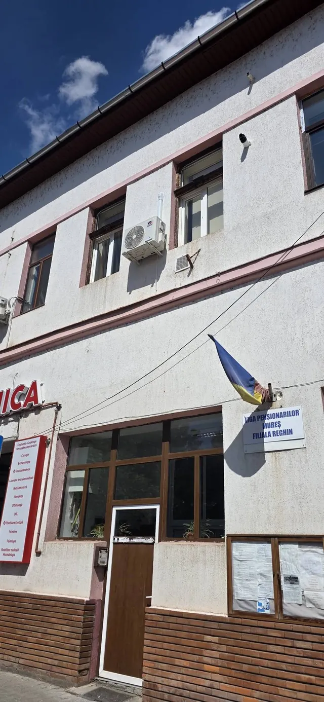 Unitate exterioară montată la etaj pe o clădire din oraș