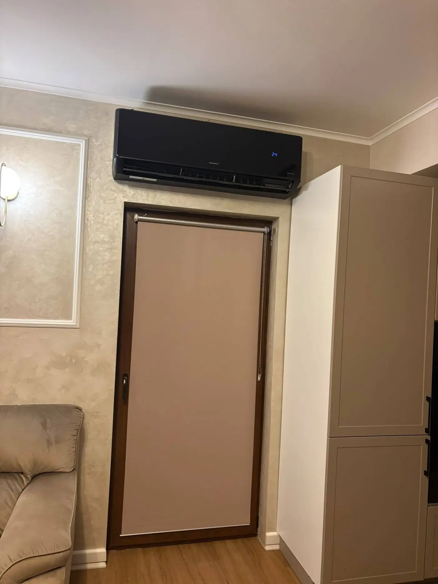 Unitate interioară neagră montată în living