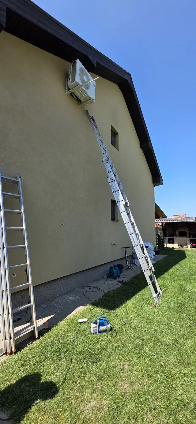 Montaj la etaj, cu scara pe fațadă